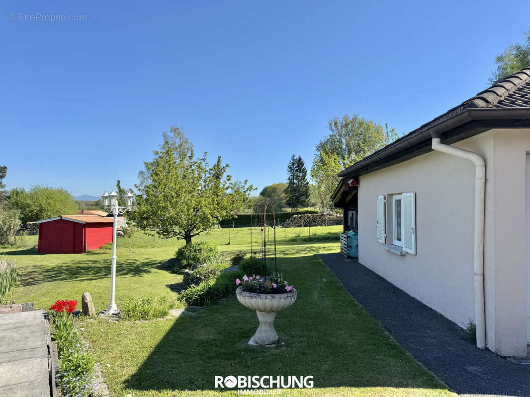 Maison à MONTREUX-JEUNE