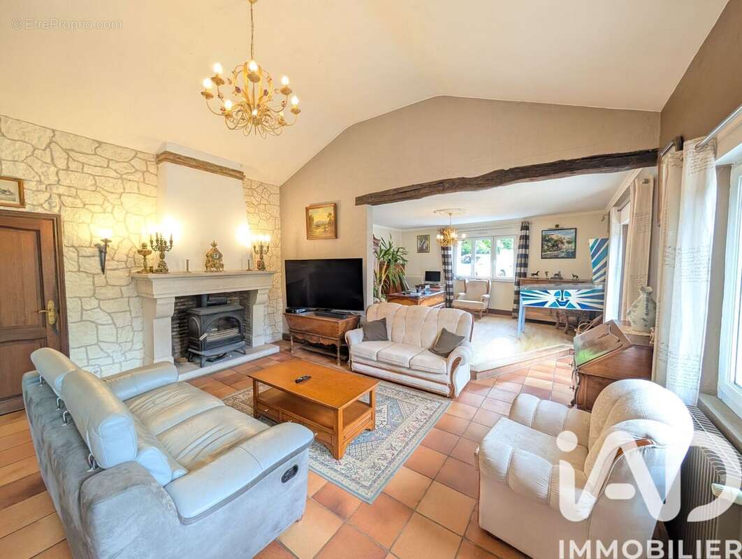 Maison 235 m² à Queaux  - photo 8