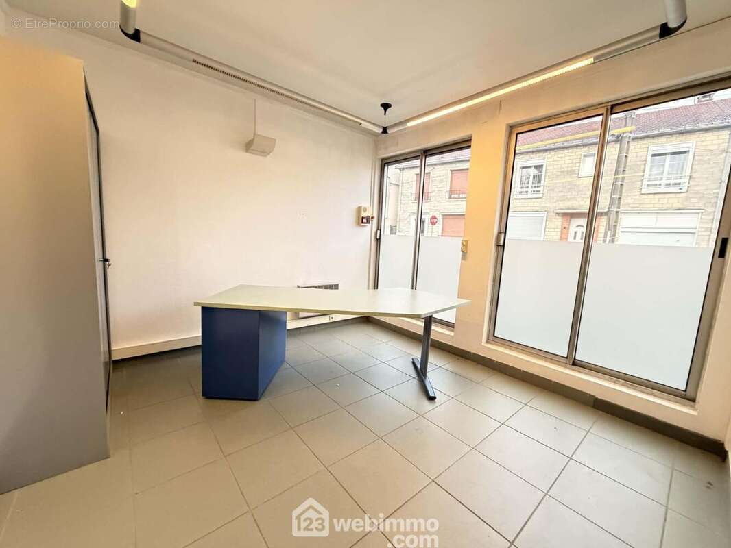 Vous apprécierez la vitrine - Commerce à LAON