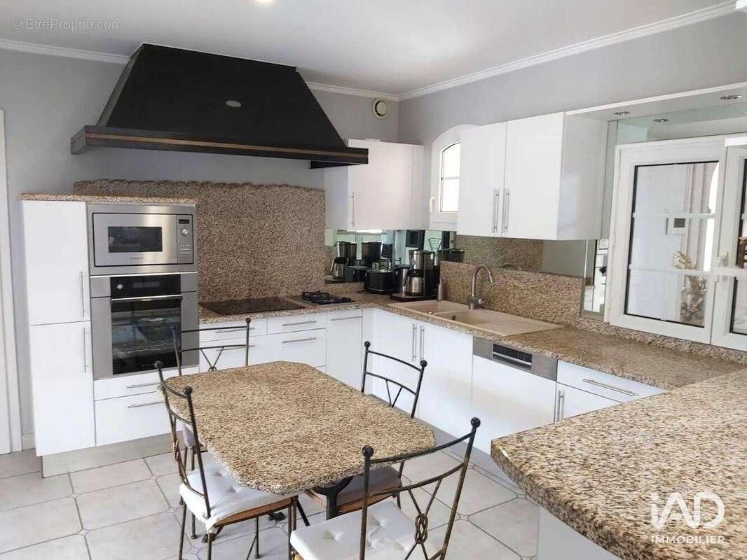 Maison 180 m² à Bourg-Saint-Christophe  - photo 3