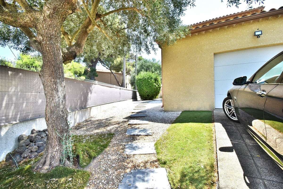 *** Villa type 5 + piscine + double garage *** - photo 16