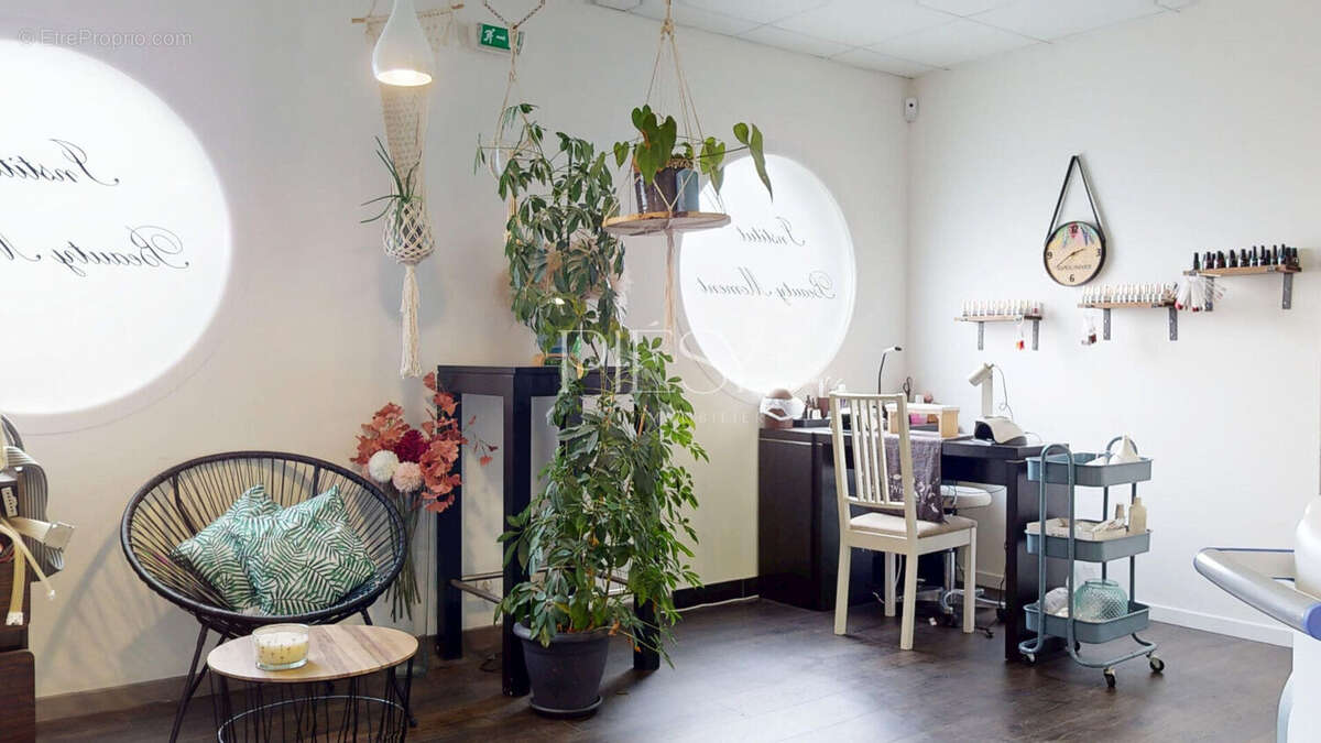 Commerce à ETREMBIERES