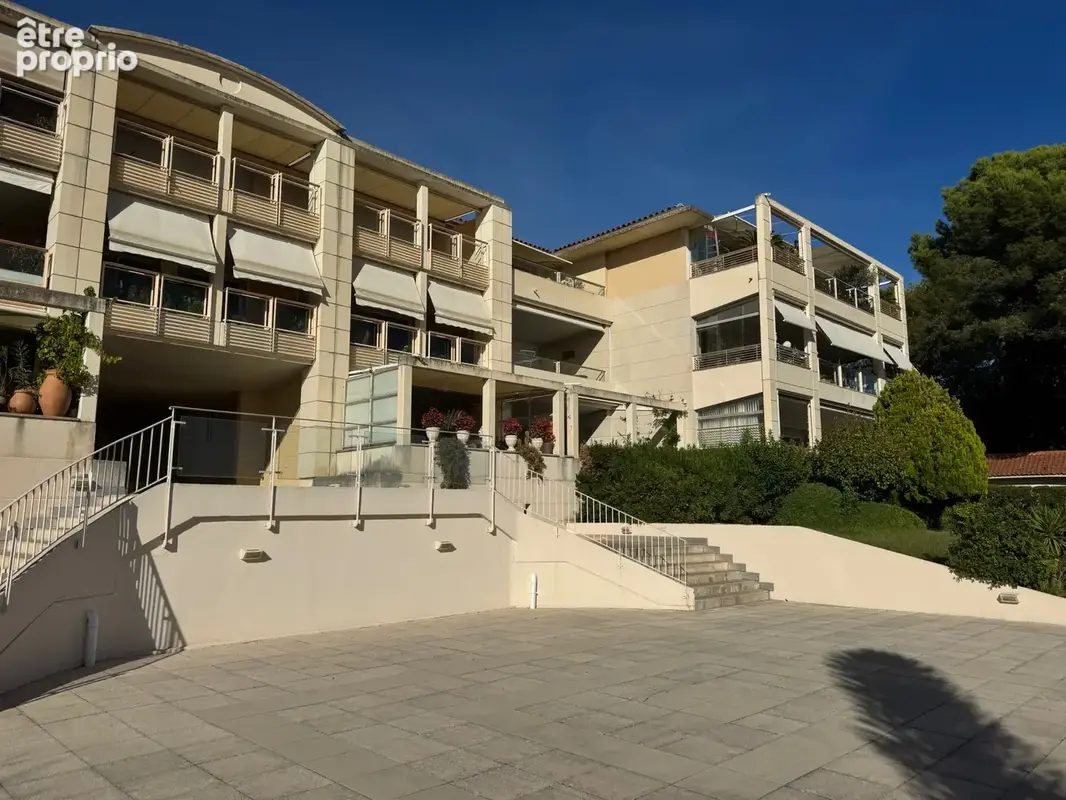 EXCLUSIVITÉ - Aix centre (Pasteur) : T3/4 de standing de 112 m2 avec vaste terrasse Sud + piscine + Box - photo 14