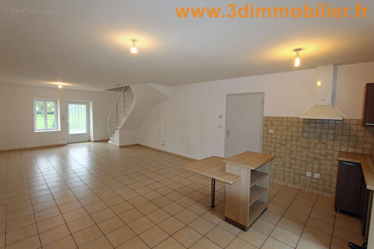 PIECE DE VIE 46 m² - Maison à BLETTERANS