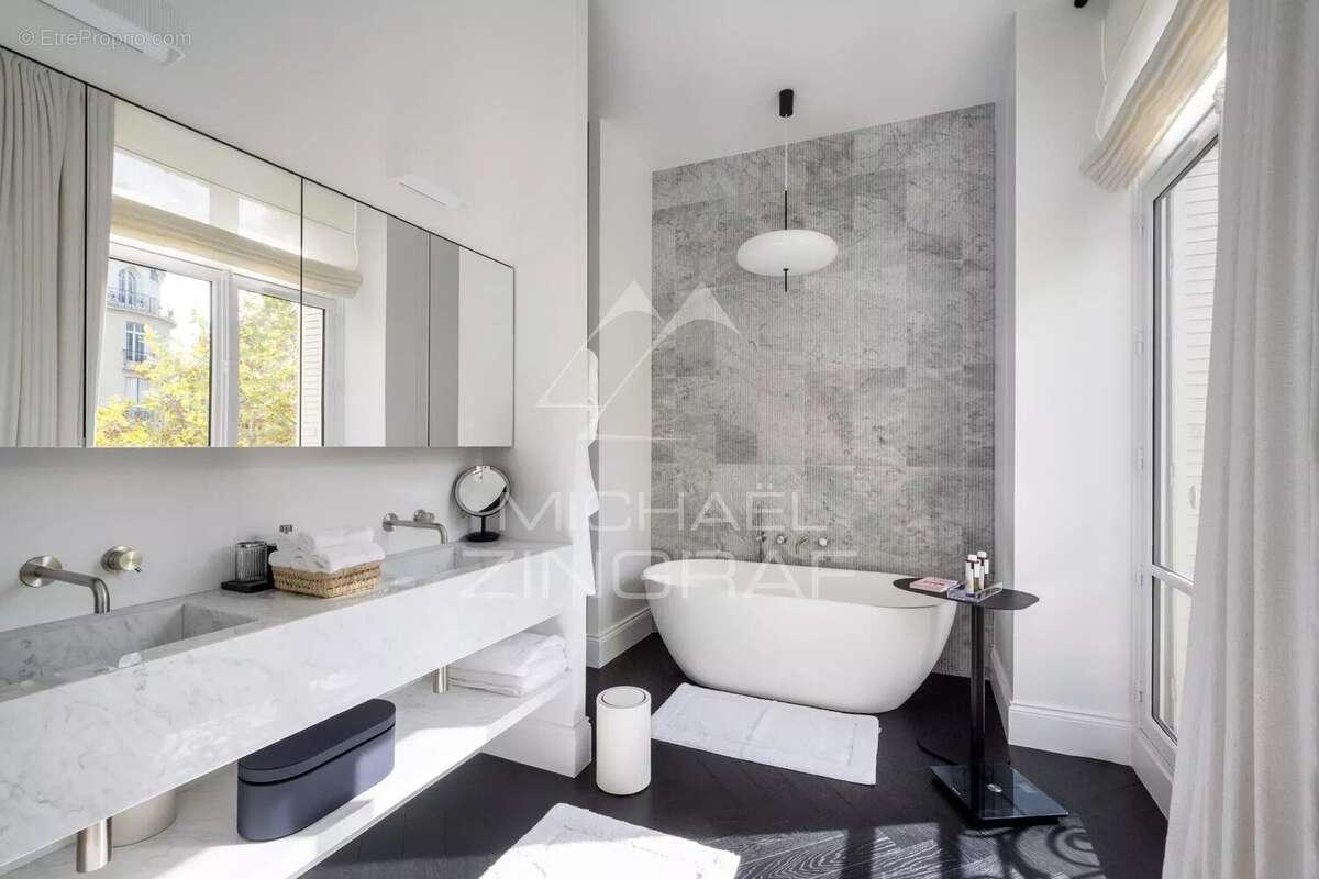 Appartement à PARIS-16E