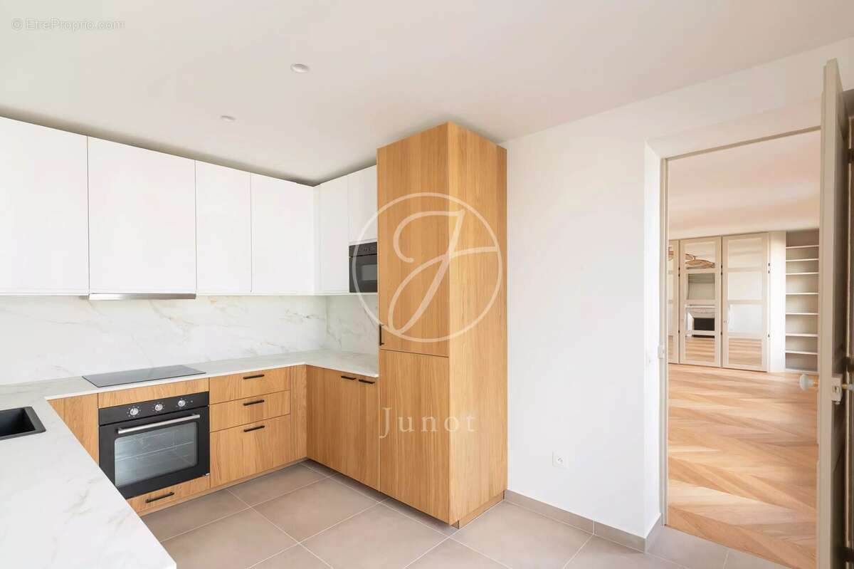 Appartement à PARIS-8E