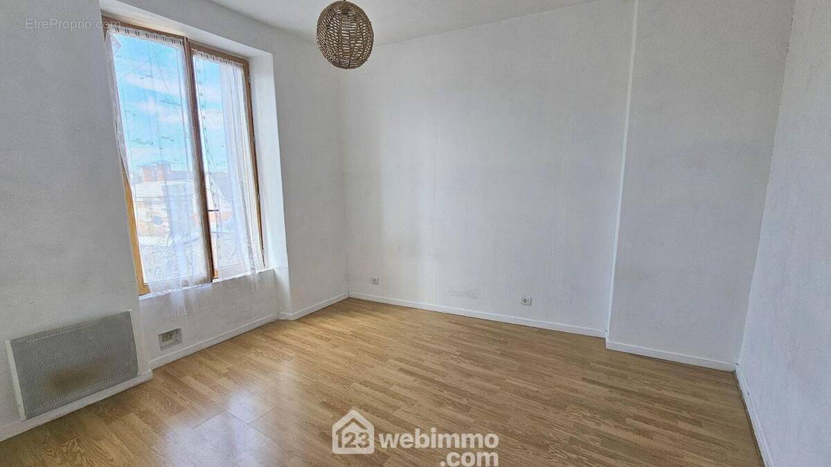 Voici le séjour lumineux de 11 m². - Appartement à MELUN
