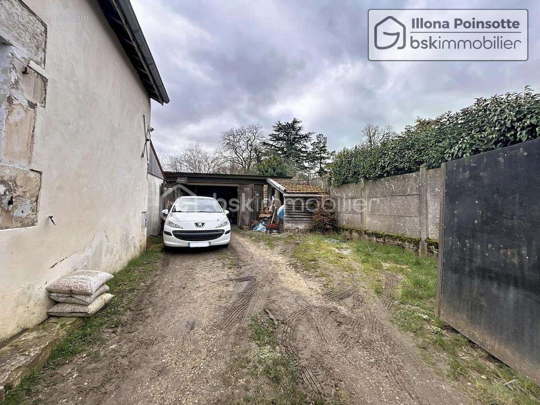 Maison avec terrasse, jardin et garage - photo 12