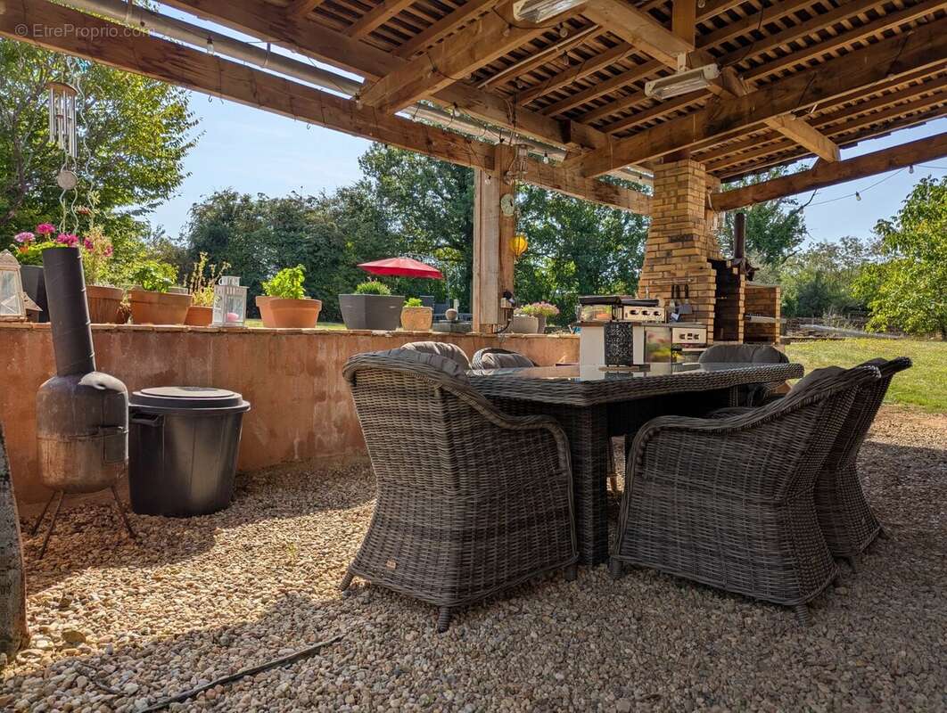 Charmante propriété familiale avec piscine dans la Vienne - photo 3