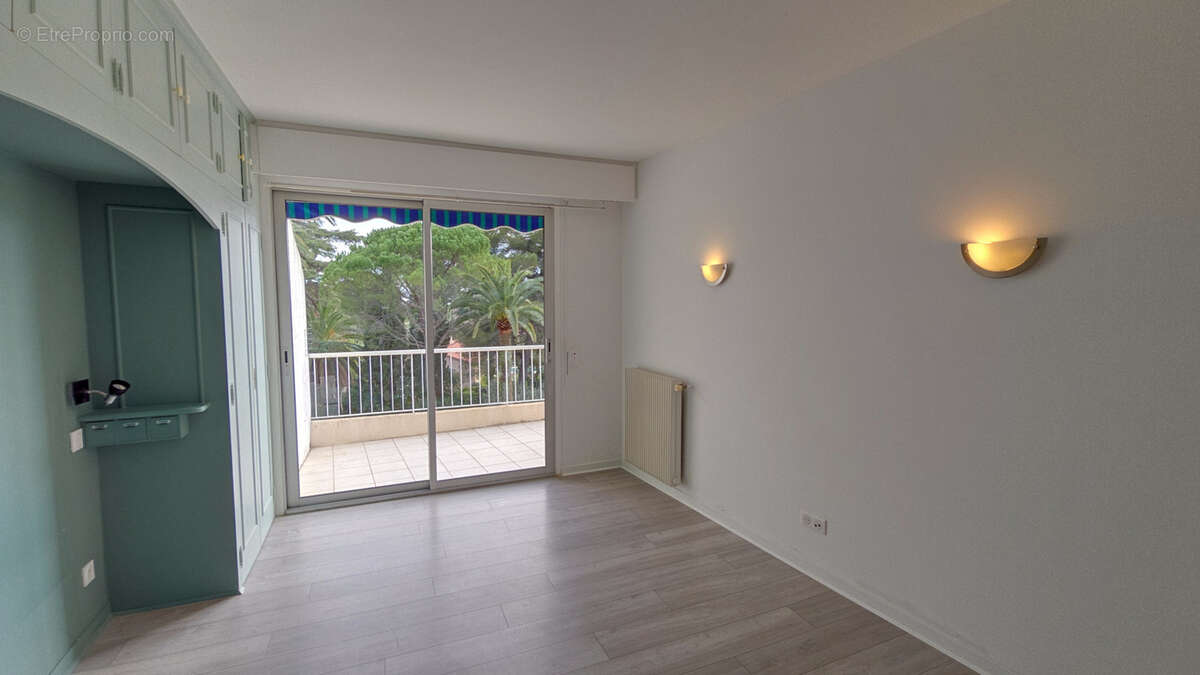 LE CANNET à vendre 4 pièces de 112 m2 en dernier étage avec terrasses cave et garage - photo 14