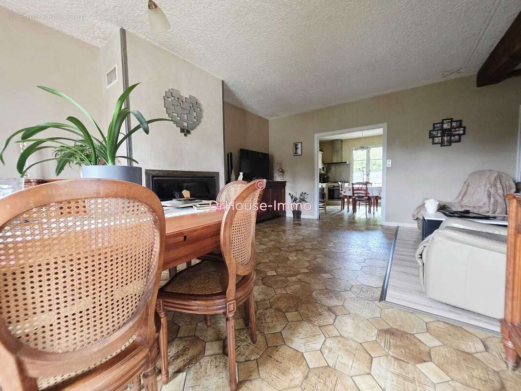 Maison 121 m² à Sainte-Radegonde-Des-Noyers  - photo 6
