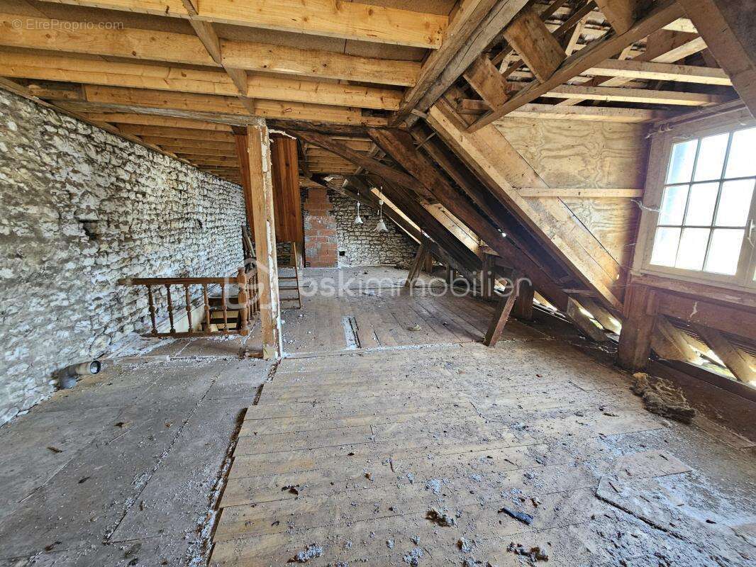 LIGUEIL CENTRE - Proches tous commerces - photo 4