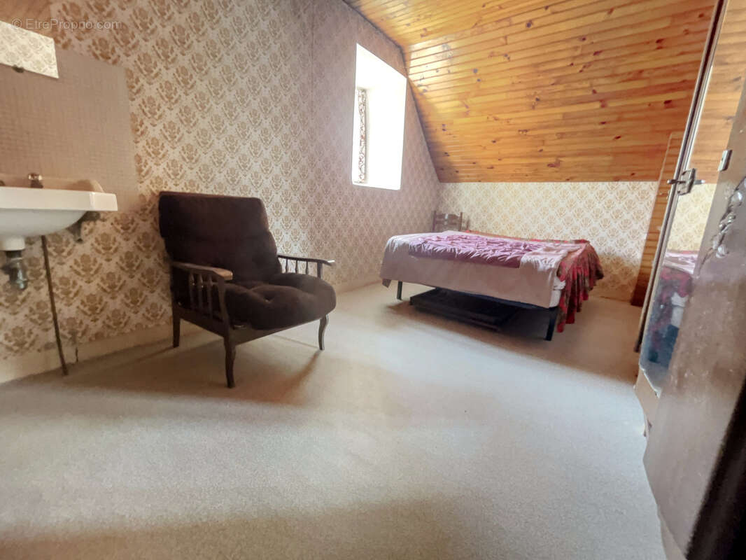 QUISTINIC   Maison avec dépendances sur un terrain de 2 327 m2 - photo 8