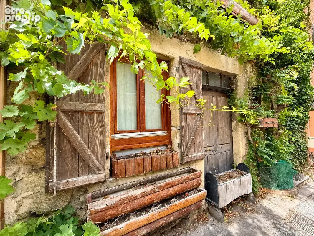 Maison de village en pierres avec annexes, jardin et cour intérieure à SAINT-PIERRE-DE-BOEUF - photo 2