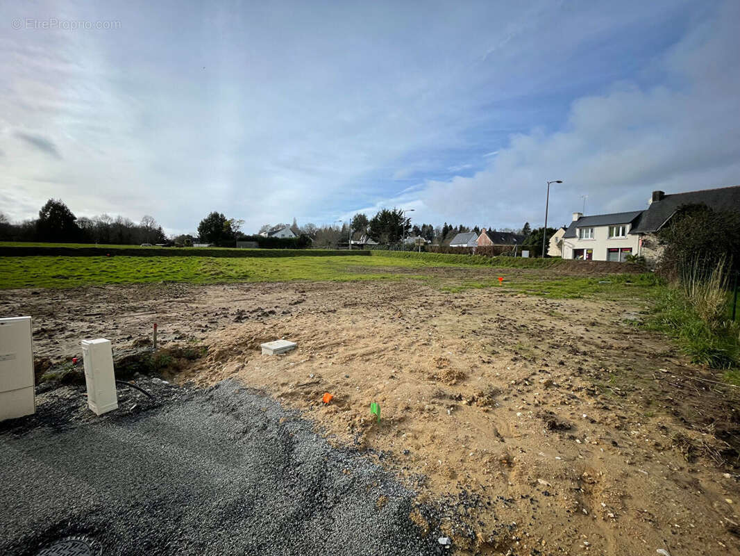 Terrain à PLEUVEN