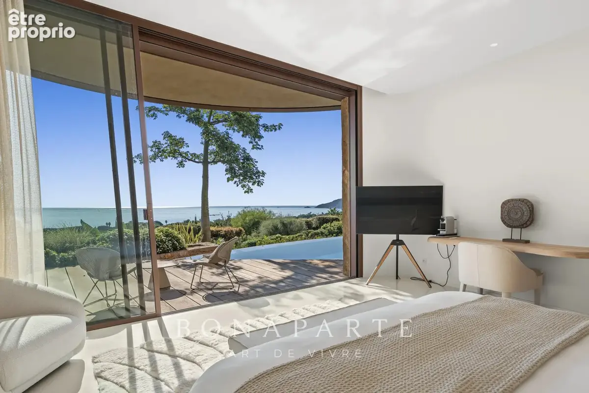 RAMATUELLE – PLAGE DE PAMPELONNE: Villa contemporaine d’exception avec vue panoramique sur la Méditerranée - photo 15