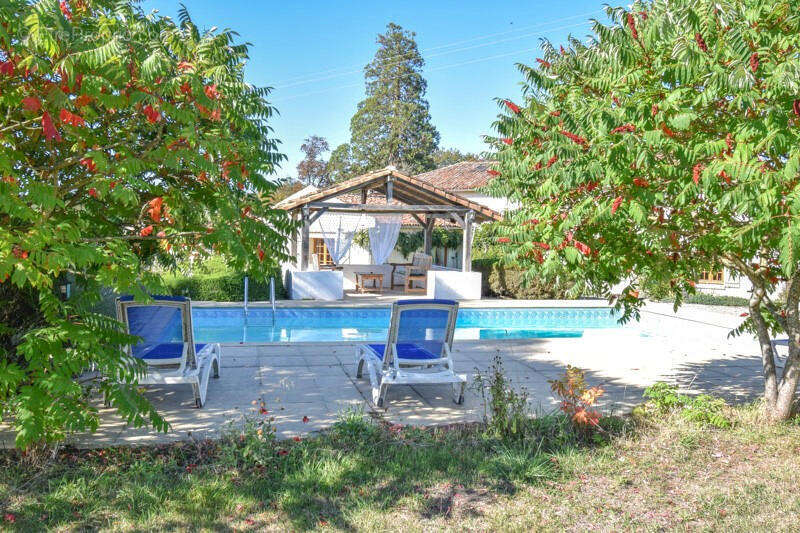 PISCINE - Maison à GENOUILLE