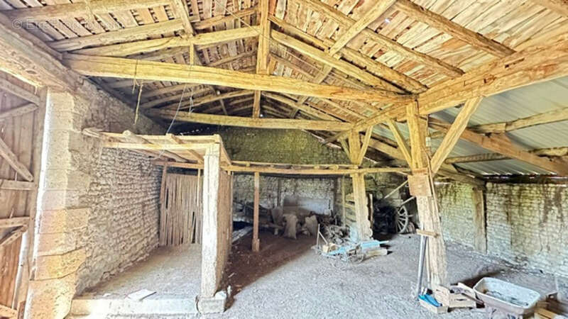  Corps de ferme à rénover – Un fort potentiel au cœur de la campagne CHARMANT (16) - photo 4
