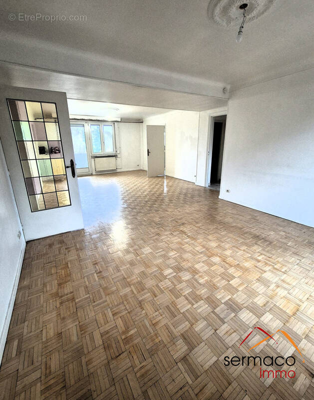 pièce de vie lumineuse avec 2 balcons - Appartement à SARREGUEMINES