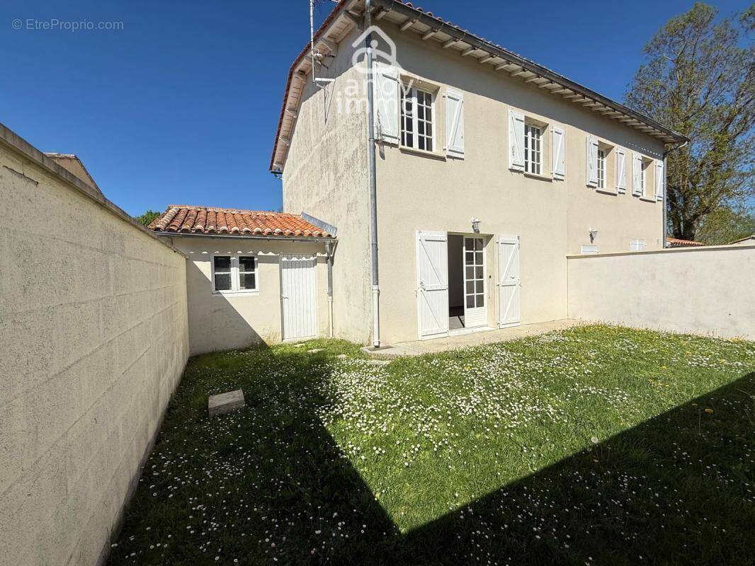 Maison à GENSAC-LA-PALLUE