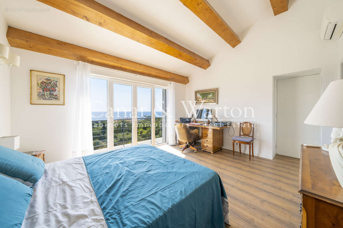 Vue panoramique sur la baie de cavalaire: villa rénovée avec piscine - photo 7