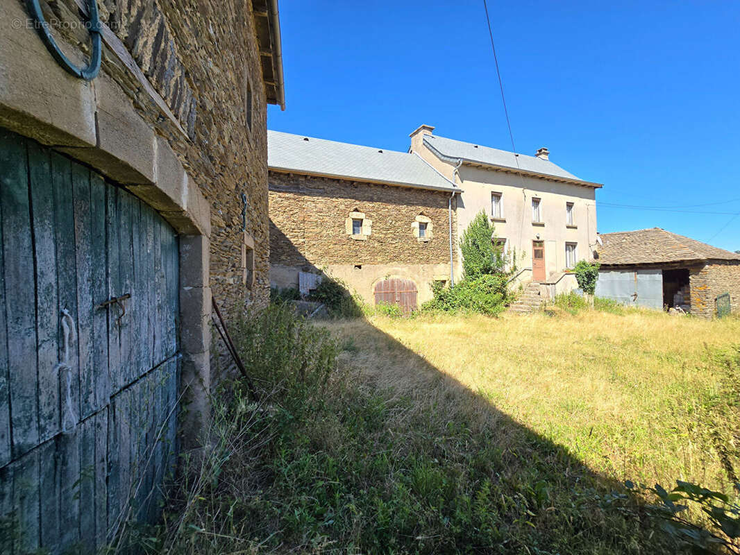 Corps de ferme avec maison et 2 granges - Trémouilles - photo 4