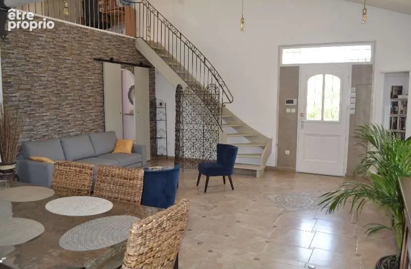 Villa avec piscine et dépendance aménagée sur 8000 m² de terrain clos et arboré. - photo 15