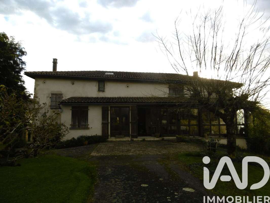 Maison 199 m² à Adriers  - photo 7