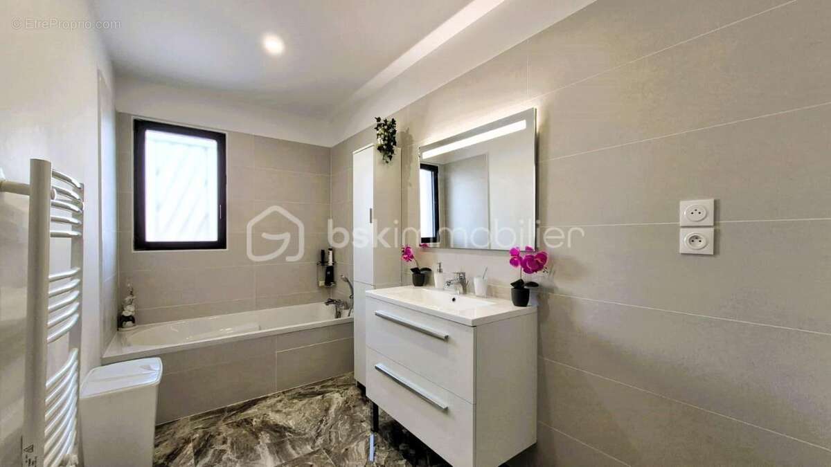 *** nouveaute- villa comtemporaine meublée- 100m²- plain pied- 3 chambres- garage- jardin- vue *** - photo 9