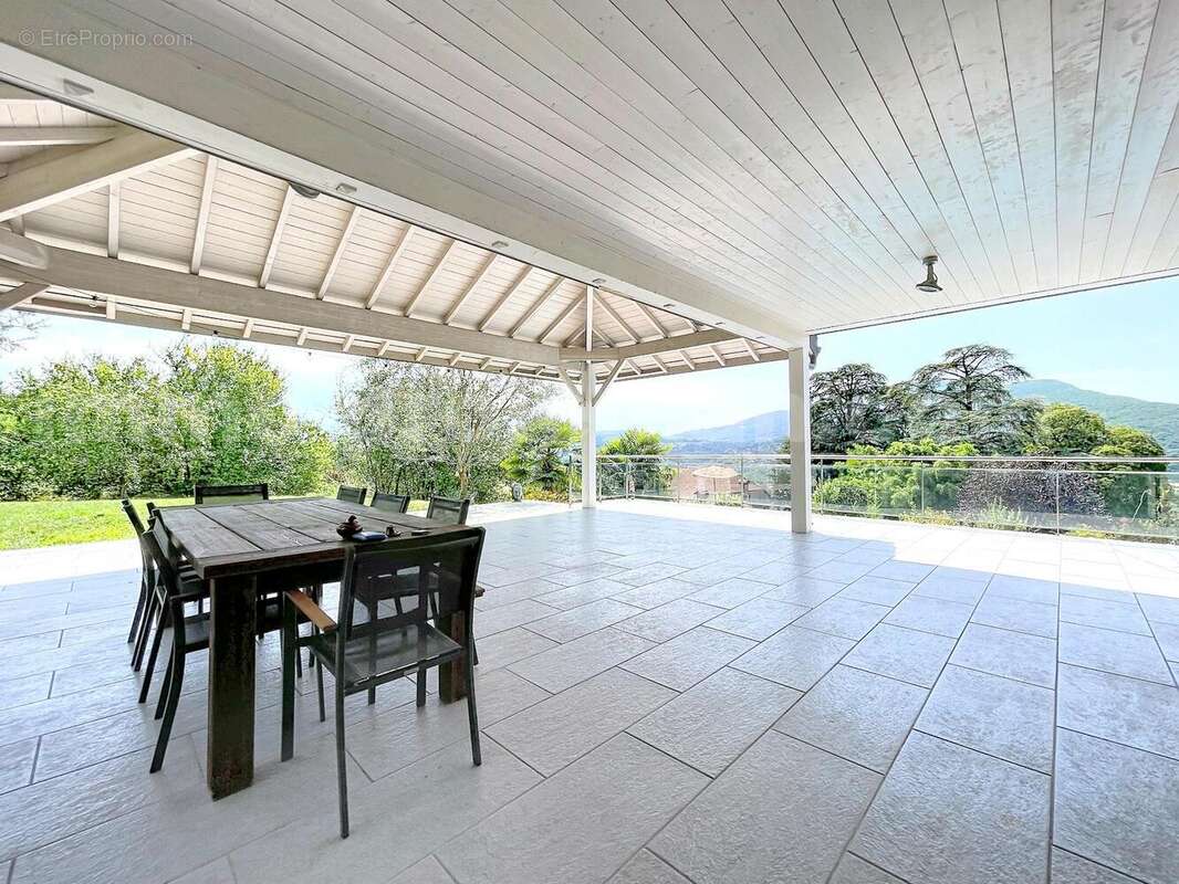 Magnifique_maison_architeque_individuelle_vetraz_monthoux_calme_frontiere_suisse_geneve_proche_ecole_bus_ceva_salon_sejour_cuisine_terrain_terrasse_jardin_piscine