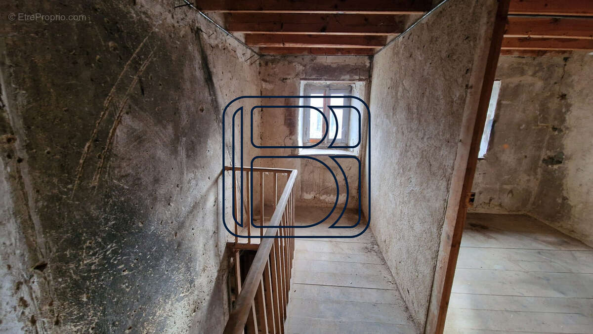 Maison à SAINT-AMANT-ROCHE-SAVINE