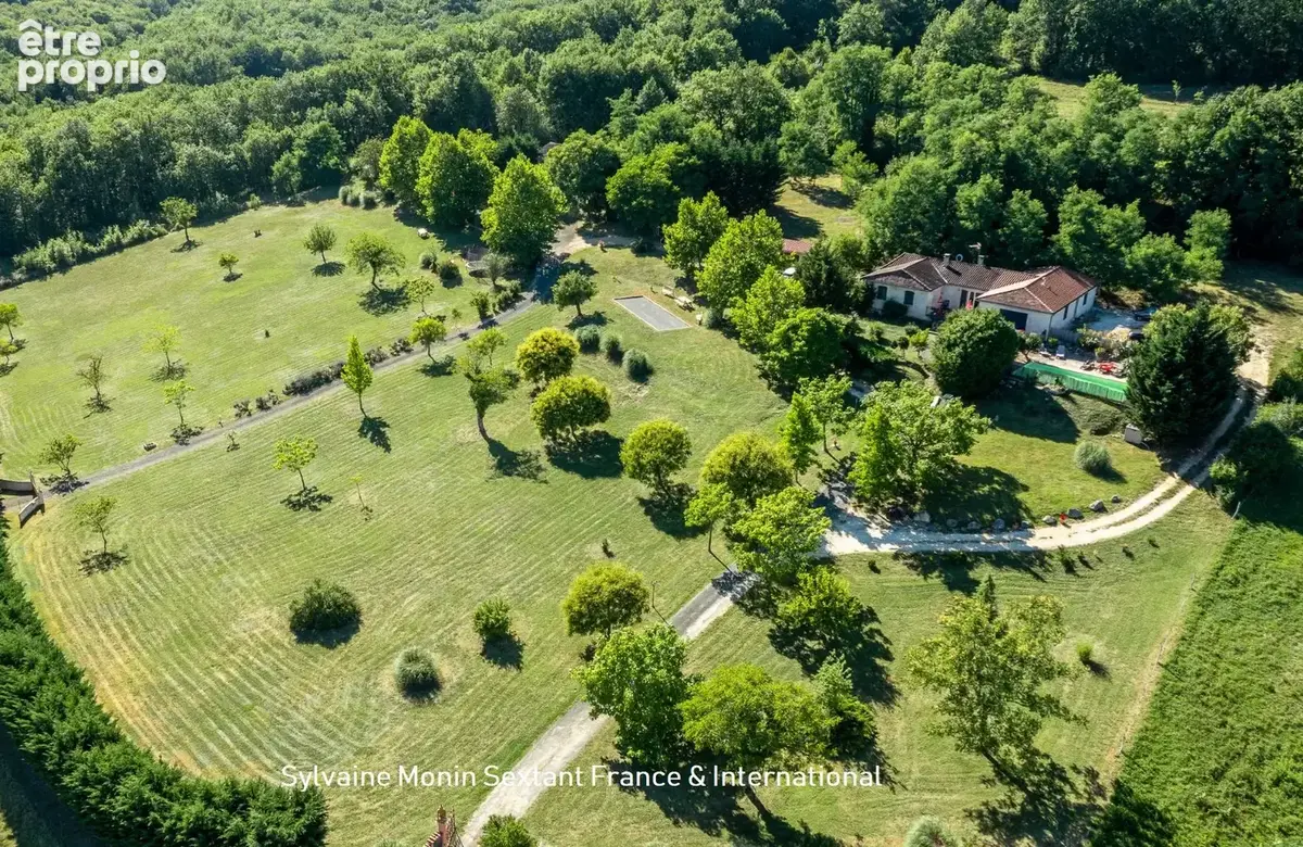 Calme absolu et vue dégagée pour cet ensemble immobilier de 3 maisons avec 3 piscines sur 2 hectares - photo 2