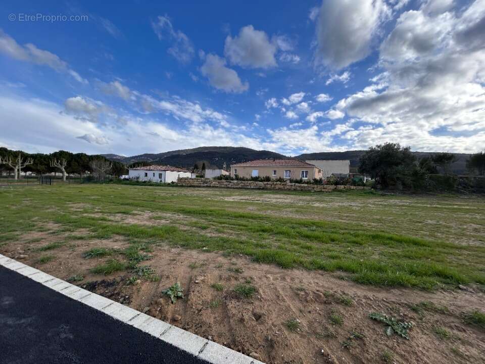 Terrain à FLOURE