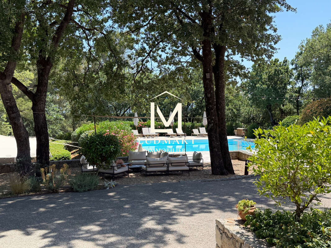 Propriété de caractère avec ancienne bergerie rénovée, piscine et 7,5 hectares en Provence - photo 3