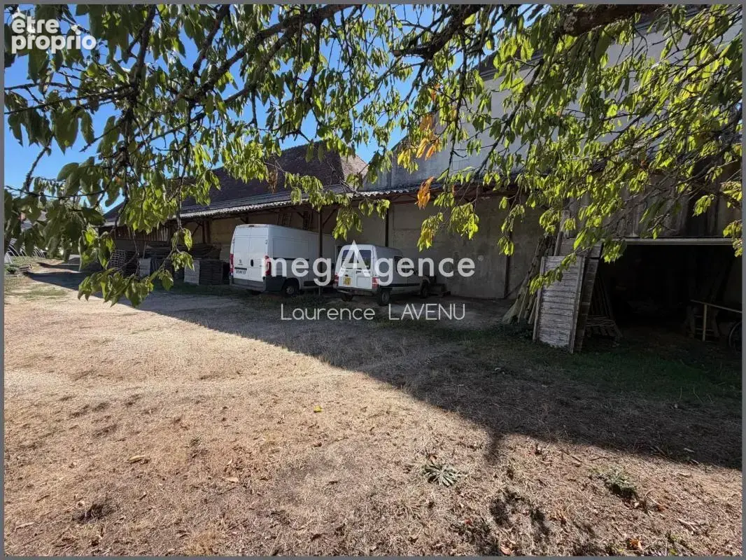 Local commercial avec de nombreuses dépendances et une habitation - photo 2