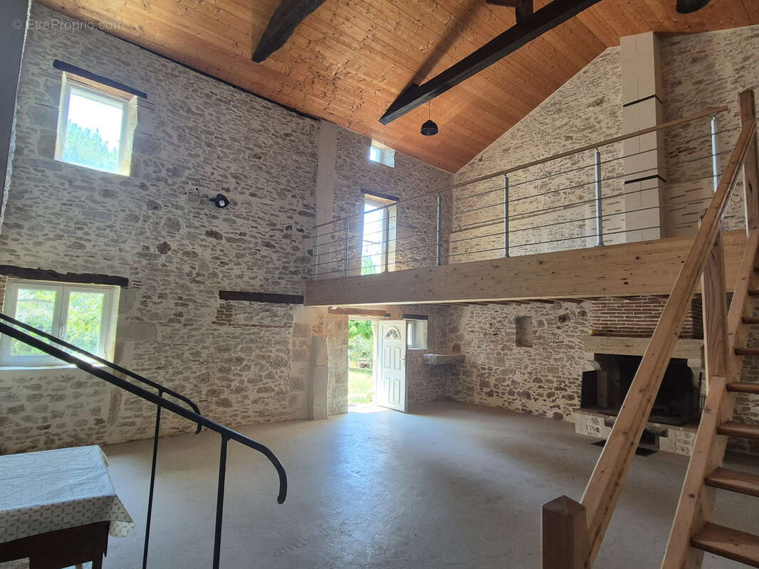 Maison en pierre de 209 m2 avec piscine et dépendances sur un terrain clos de 7075 m2 - photo 5