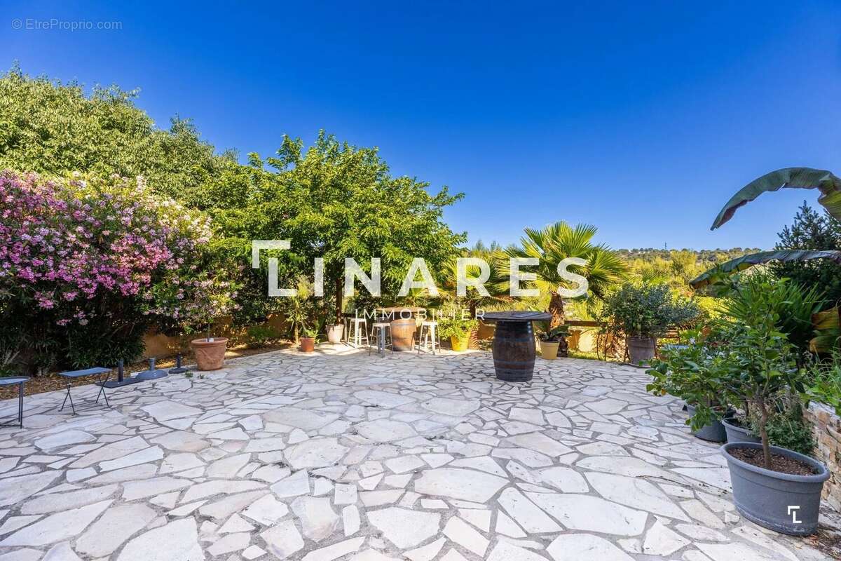 LE MAS DES COLLINES - Maison 242m2 (160 m² +  2 T2 indépendants = 1800€/mois) - Piscine -Terrasses - Garage - 13470 Carnoux en P - photo 7
