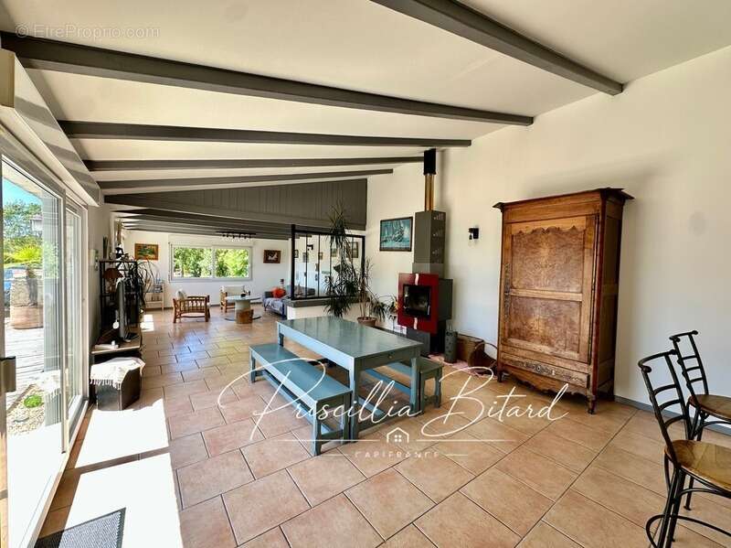 Le charme d'un environnement verdoyant allié au confort d'une maison familiale - photo 4