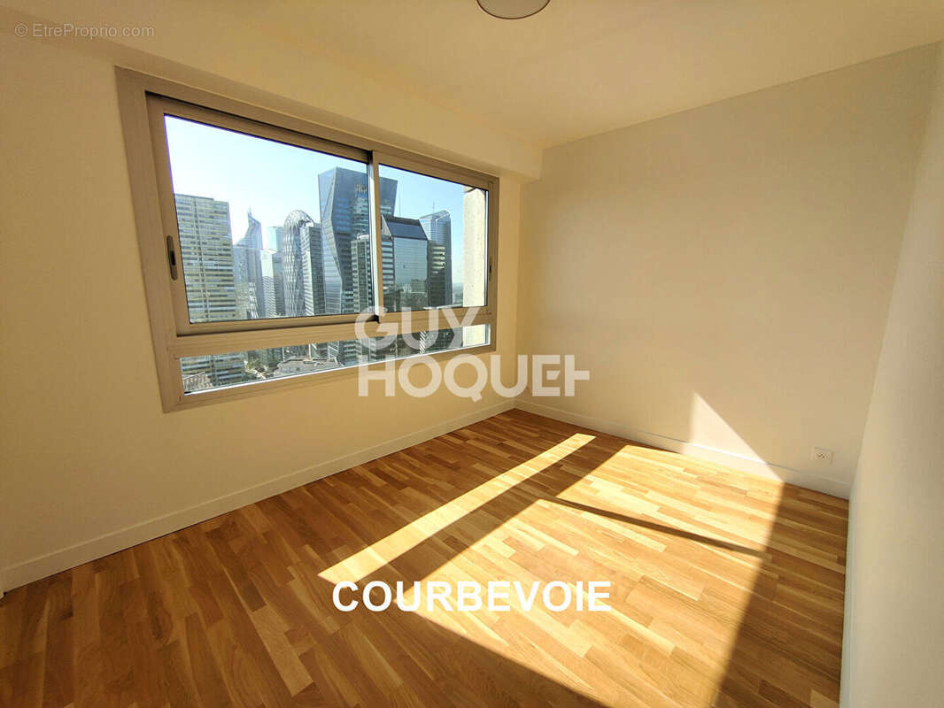 Appartement à COURBEVOIE
