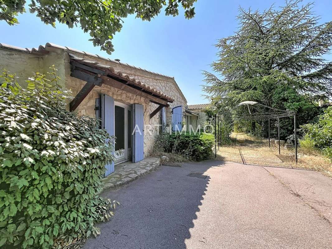 Maison de plain pied a rafraichir en zone uc - photo 2