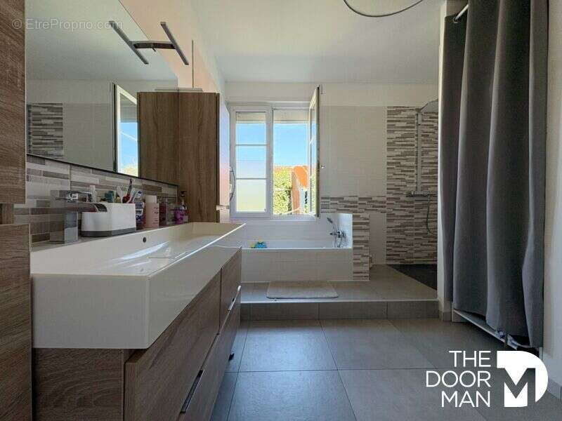 Maison à SAINT-HILAIRE-DE-CHALEONS