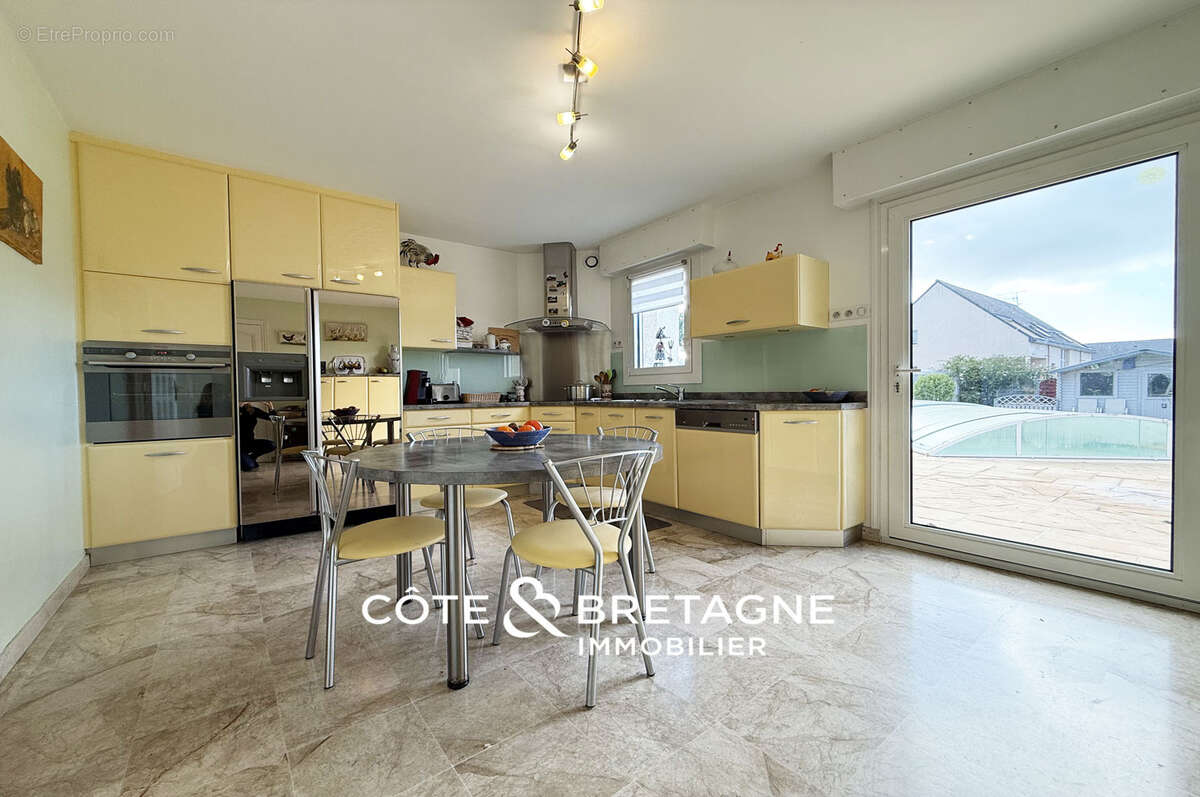 Maison familiale à vendre à Yffiniac   188 m2 avec piscine et sous-sol complet I REF 2025-135 - photo 11