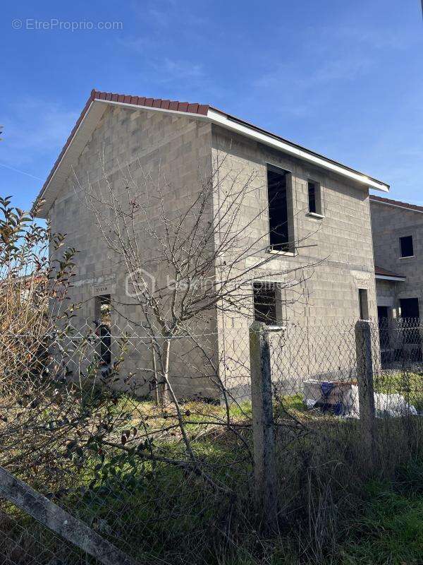 Maison à CHARNECLES