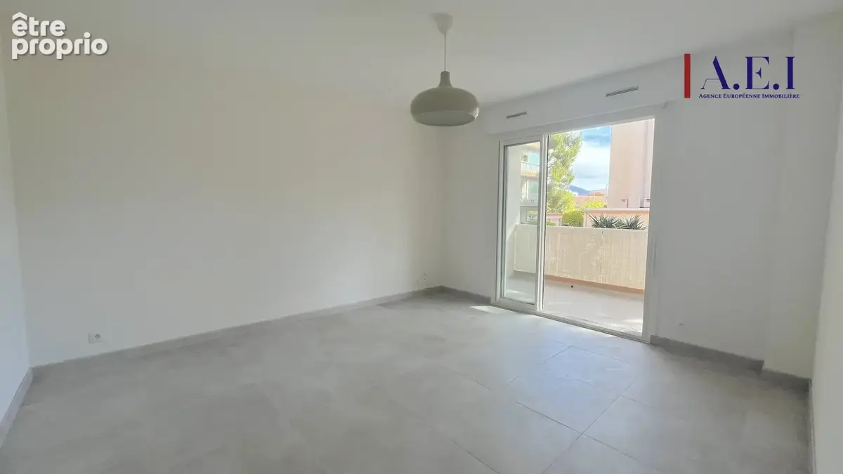 La Seyne sur mer - Appartement T1 avec terrasse, parking & cave - photo 8