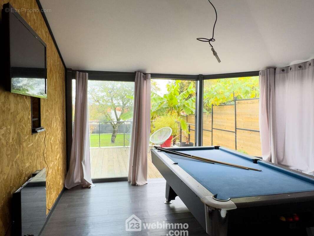 ... et à la véranda isolée et chauffée. - Maison à CHOLET