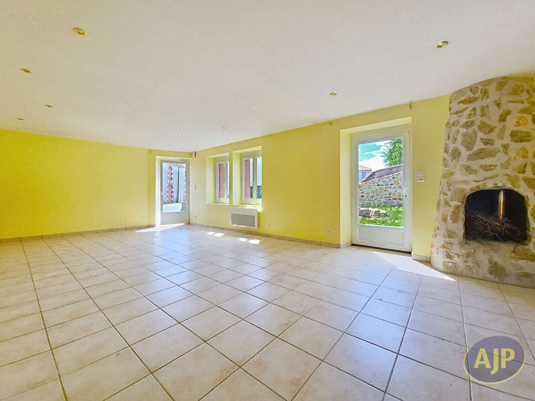 Maison à LA CHAIZE-LE-VICOMTE