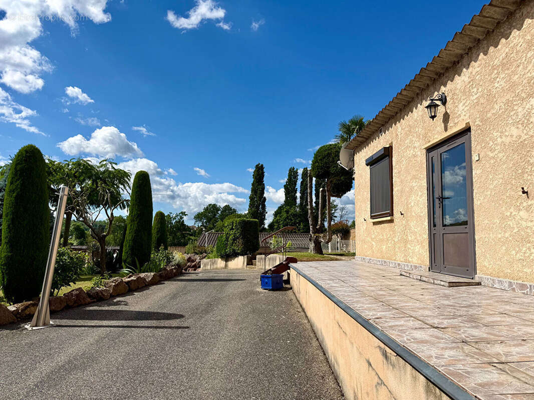 LIERGUES Maison en pierres centre village avec piscine et jardin - photo 18