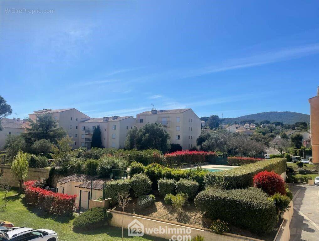 Vue dégagée sur un environnement verdoyant, sans vis-à-vis, pour une vraie sensation d?espace et de tranquillité. - Appartement à SAINTE-MAXIME
