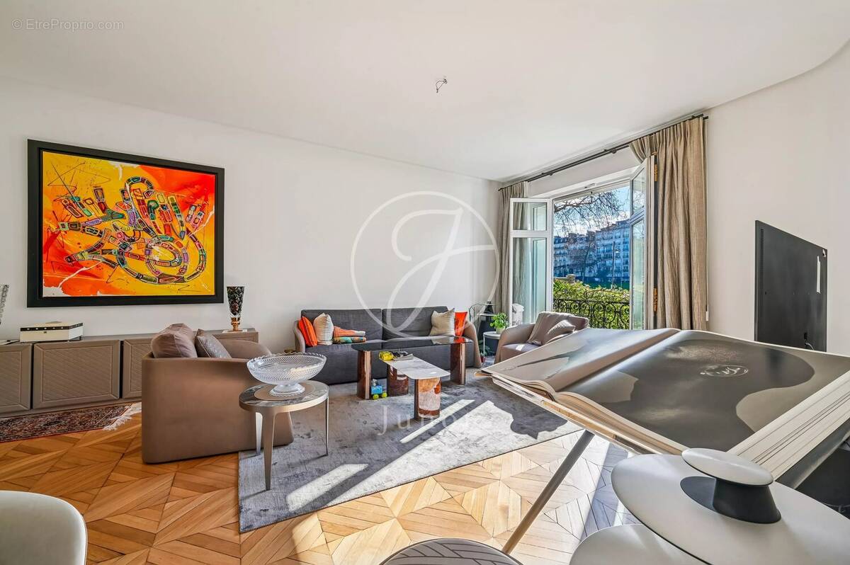 Appartement à PARIS-16E