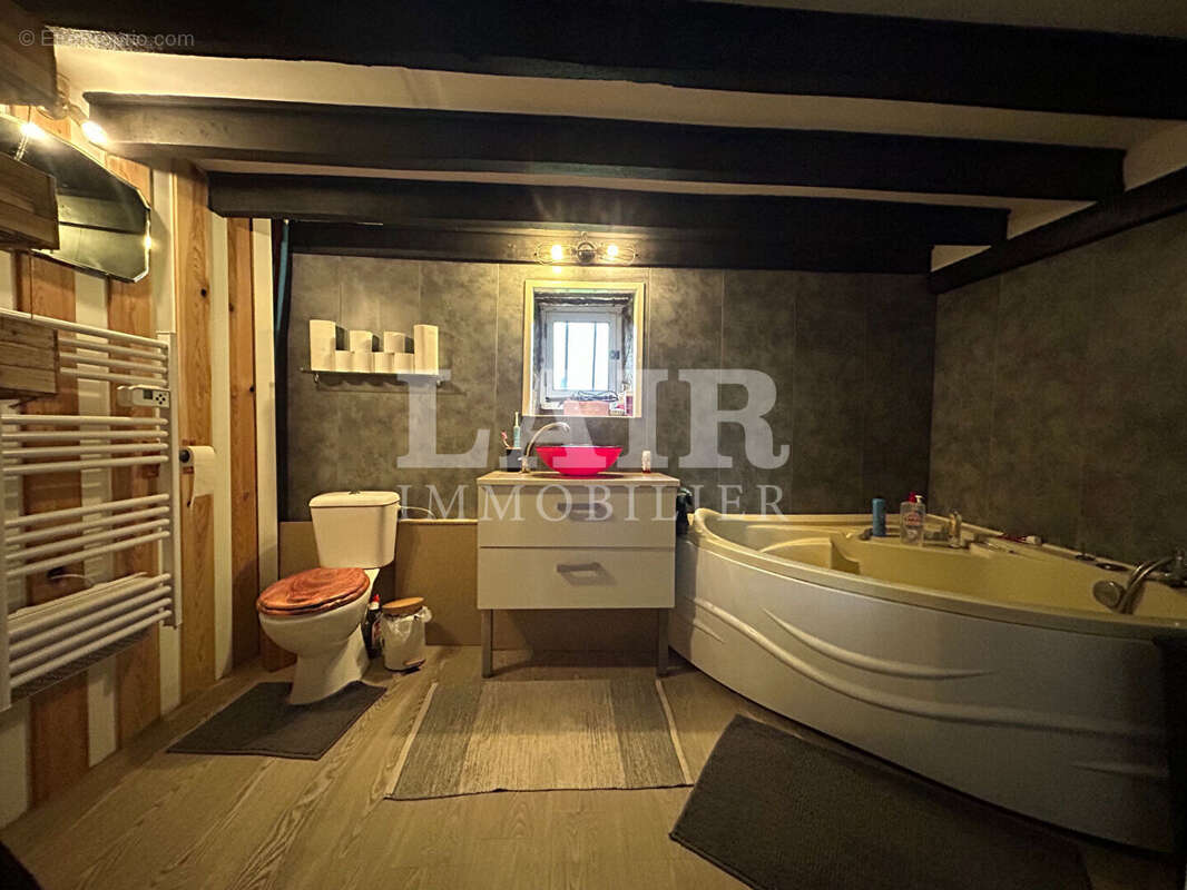 Jolie Maison en Pierres à vendre à Ste Marie du Bois - Ref O14540 - photo 7